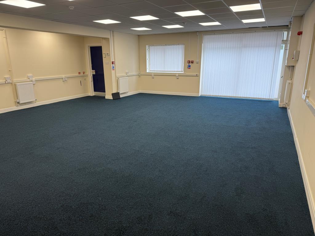 Lot: 94 - COMMERCIAL PART POSSESSION PRODUCING £16,200 PER ANNUM - Ground floor office with with double glazed sliding doors